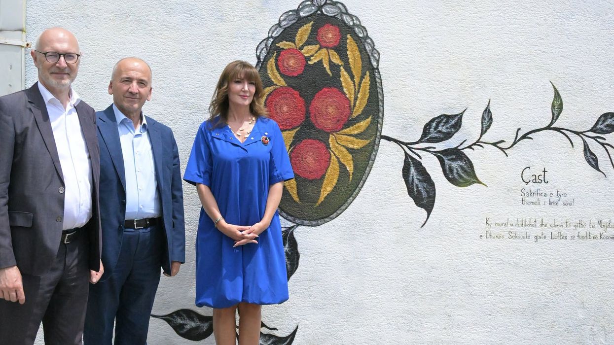 Në Pejë zbulohet murali kushtuar të mbijetuarve të dhunës seksuale gjatë luftës në Kosovë Në Pejë zbulohet murali kushtuar të mbijetuarve të dhunës seksuale gjatë luftës në Kosovë