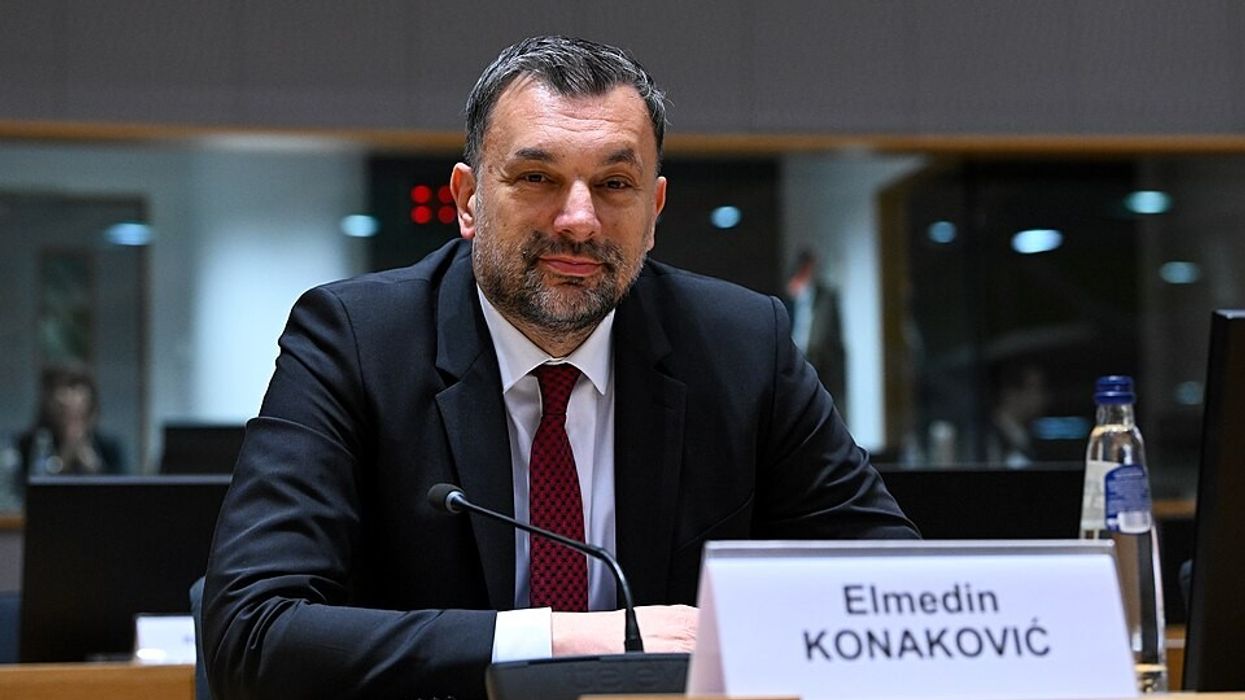 Ministri boshnjak kërkon anulimin e koncertit të këngëtares serbe në Sarajevë: Nuk ka vend për promovuesit e urrejtjes e mohuesit e gjenocidit Ministri boshnjak kërkon anulimin e koncertit të këngëtares serbe në Sarajevë: Nuk ka vend për promovuesit e urrejtjes e mohuesit e gjenocidit