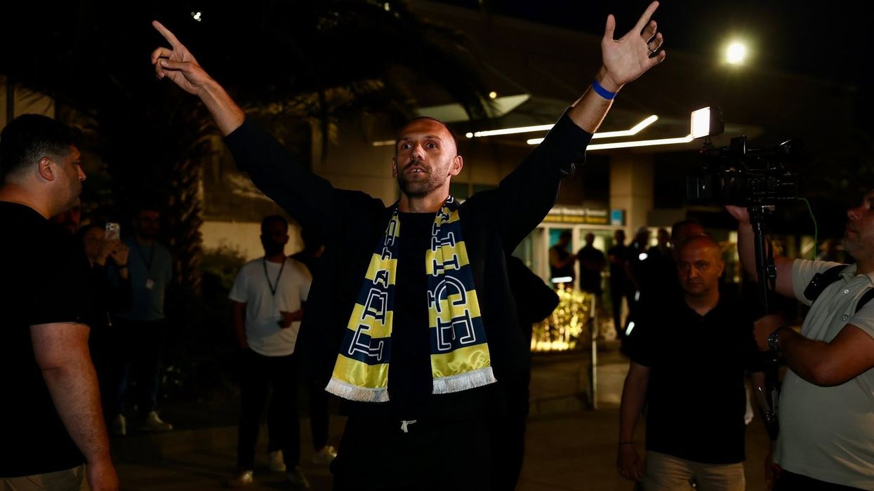 Vedat Muriqi zbarkon në Stamboll, pritet nga tifozët e Fenerbahces Vedat Muriqi zbarkon në Stamboll, pritet nga tifozët e Fenerbahces