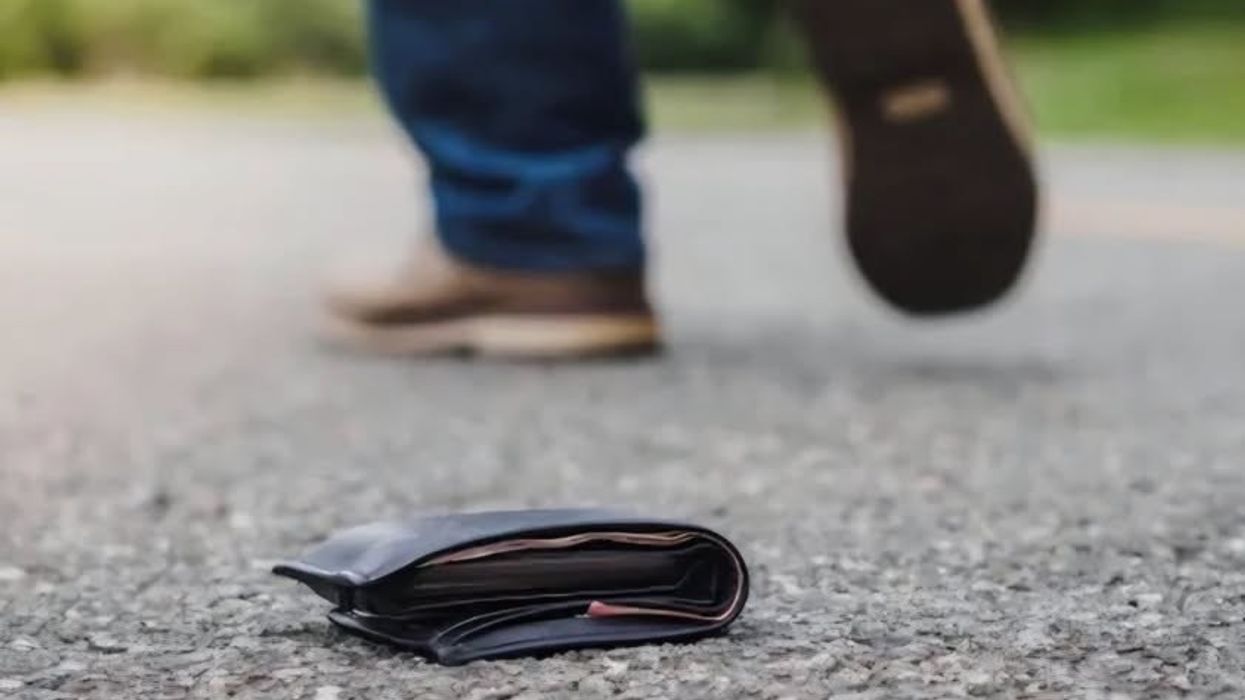 Gjeti një portofol me para e dokumente në Ferizaj dhe e dorëzoi në polici, paraqitet pronari Gjeti një portofol me para e dokumente në Ferizaj dhe e dorëzoi në polici, paraqitet pronari