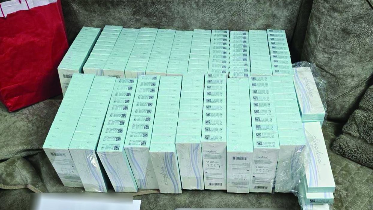 Doganat e Maqedonisë: Një mjek dhe infermiere kapen me 199 shishe Botox kontrabandë nga Korea Doganat e Maqedonisë: Një mjek dhe infermiere kapen me 199 shishe Botox kontrabandë nga Korea