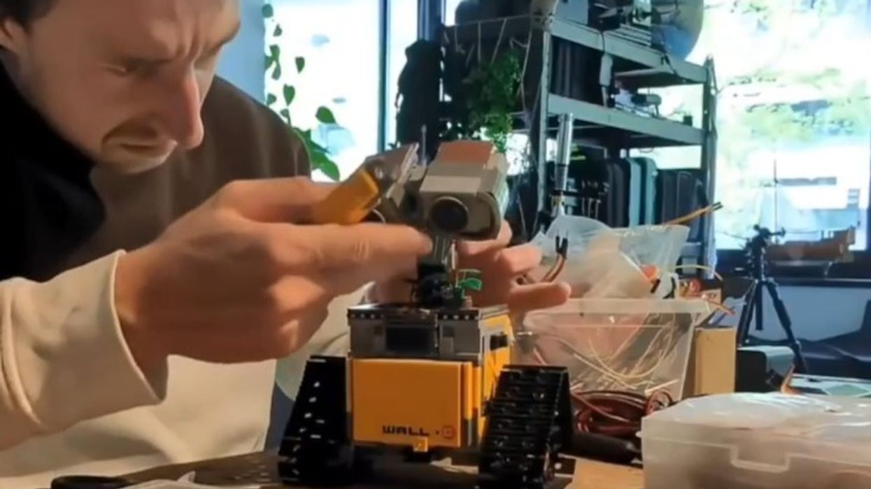 Ndërton WALL-E funksional nga LEGO, roboti lëviz përmes konsolës së PlayStation Ndërton WALL-E funksional nga LEGO, roboti lëviz përmes konsolës së PlayStation