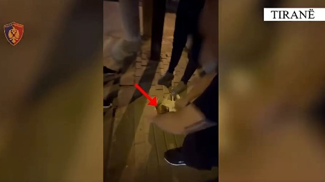 Posedonte mbi 1 kg kokainë për ta shitur në zona të ndryshme të Tiranës, pamje nga arrestimi i 44-vjeçarit Posedonte mbi 1 kg kokainë për ta shitur në zona të ndryshme të Tiranës, pamje nga arrestimi i 44-vjeçarit