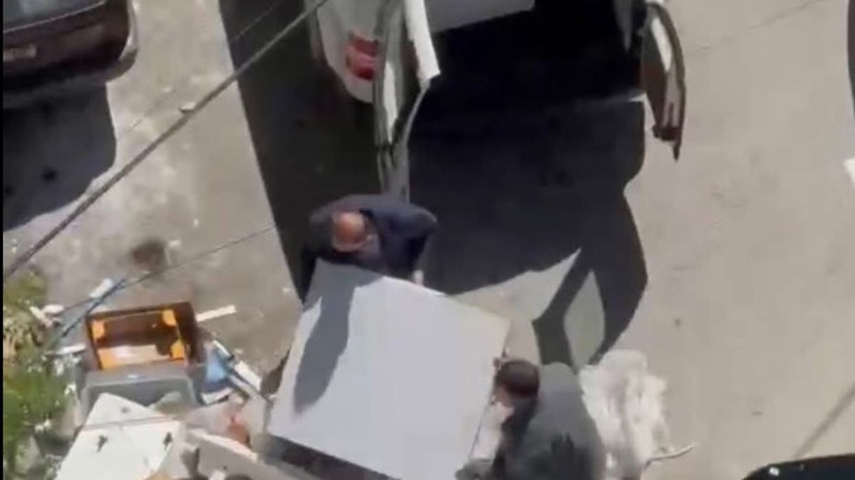 Hodhi mbeturina vëllimore, Inspektorati i Prishtinës e dënon qytetarin me 200 euro gjobë Hodhi mbeturina vëllimore, Inspektorati i Prishtinës e dënon qytetarin me 200 euro gjobë