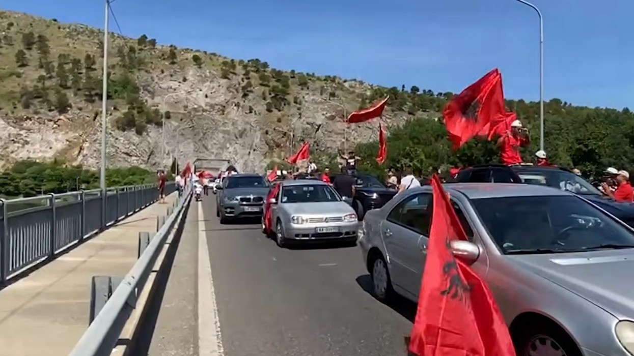 Protesta e 21-të kundër investimit në Zvërnec, i bashkohen edhe shqiptarë nga diaspora