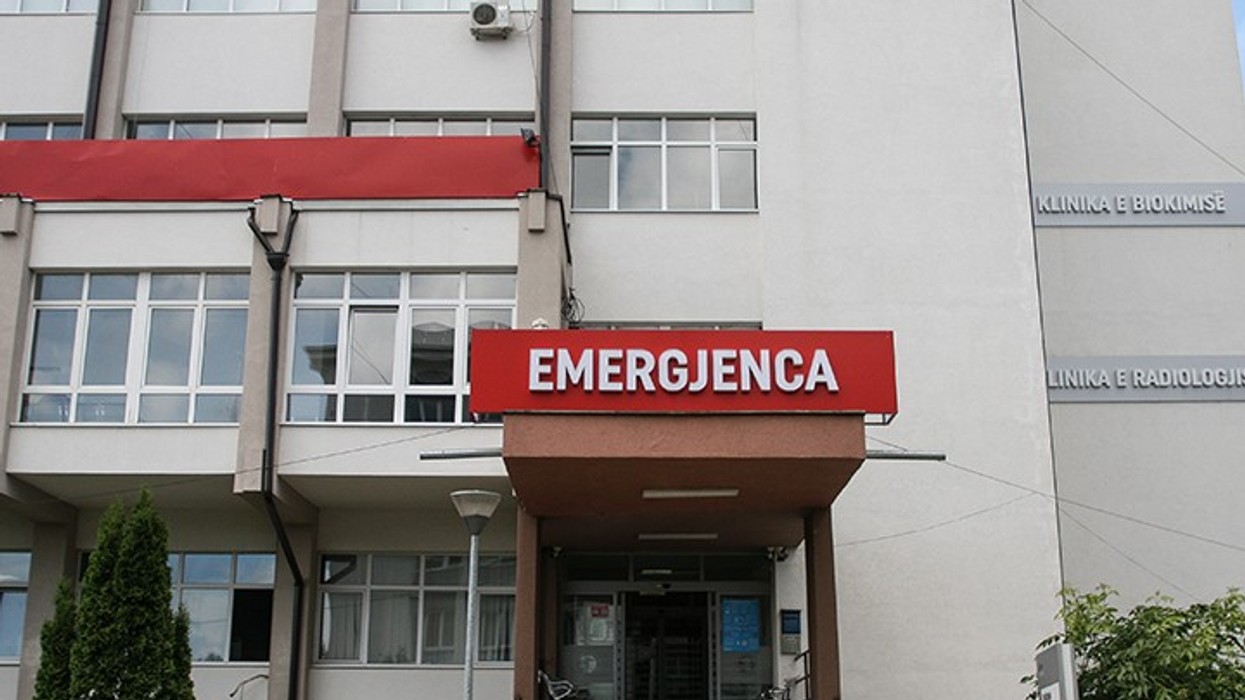 Vrasje në tentativë në Mitrovicë, viktima dërgohet për trajtim në QKUK