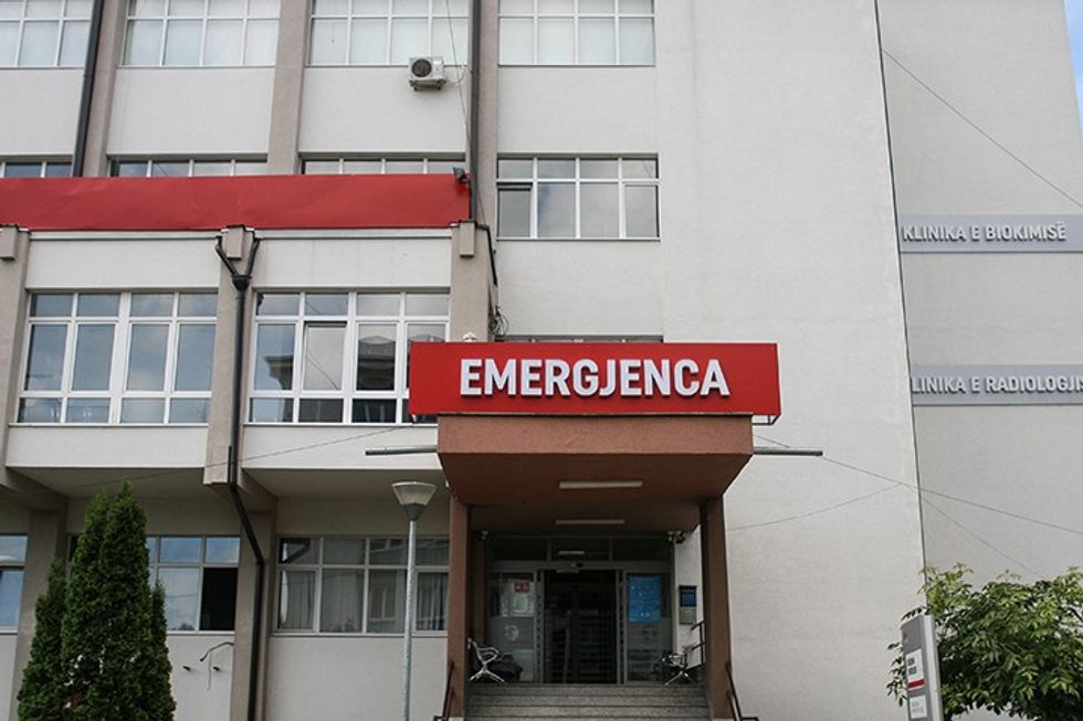 Vrasje në tentativë në Mitrovicë, viktima dërgohet për trajtim në QKUK