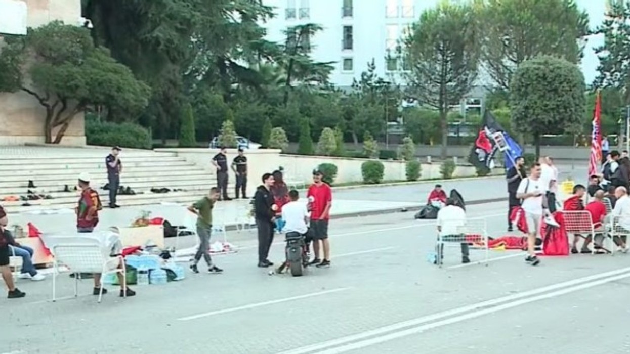 Disa protestues kalojnë natën para Kryeministrisë, policia u kërkon largimin për të mos bllokuar bulevardin