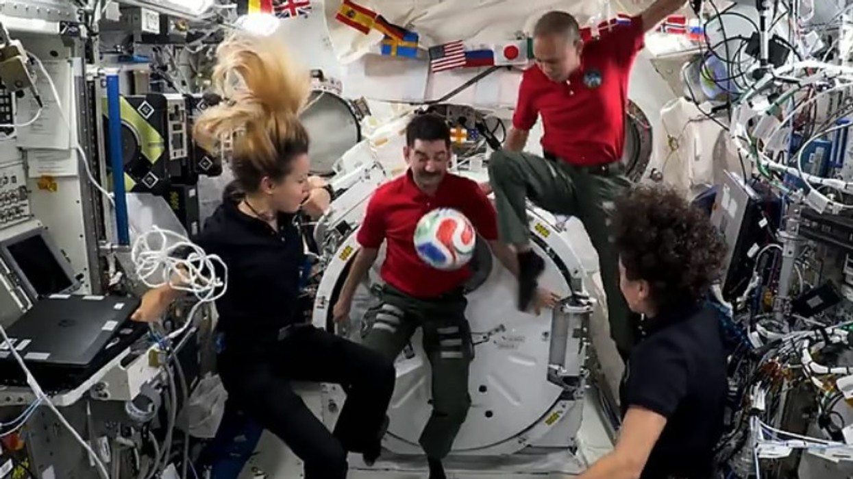 Topi i Kupës së Botës 2026 shkon në hapësirë, ndërsa NASA studion futbollin në zero gravitet
