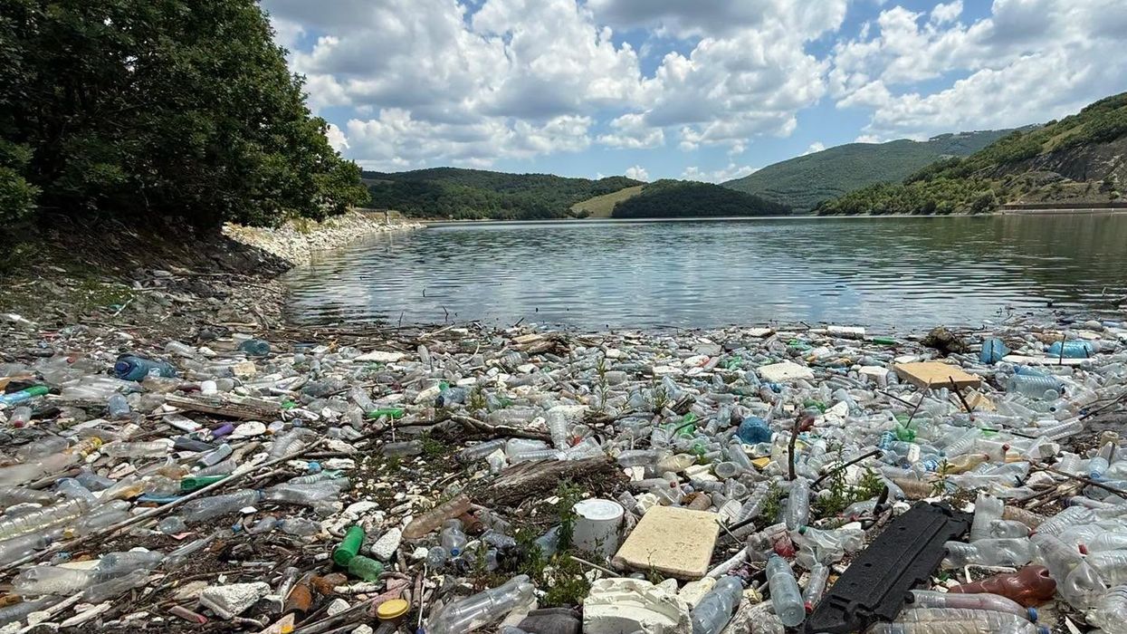Pamje shqetësuese nga Badovci, ndotja kërcënon një nga burimet kryesore të ujit në Kosovë Pamje shqetësuese nga Badovci, ndotja kërcënon një nga burimet kryesore të ujit në Kosovë