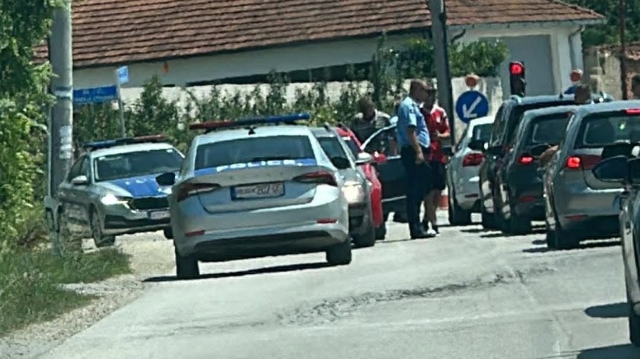 Aksident mes tri veturave në Krushevë të Klinës, një person përfundon në spital