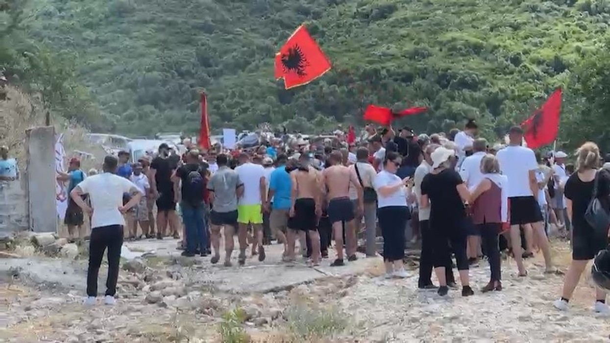 Protesta edhe në jug të Shqipërisë, prishet rrethimi 22-vjeçar i Kakomesë