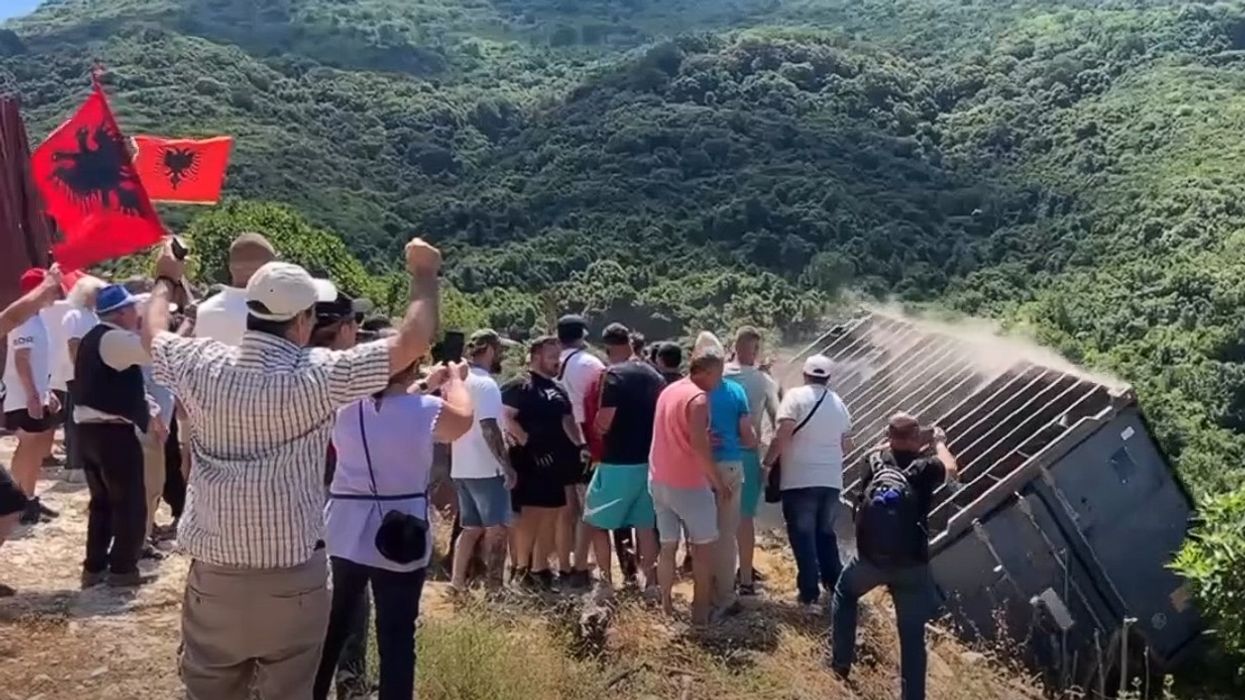 Protesta edhe në jug të Shqipërisë, prishet rrethimi 22-vjeçar i Kakomesë Protesta edhe në jug të Shqipërisë, prishet rrethimi 22-vjeçar i Kakomesë