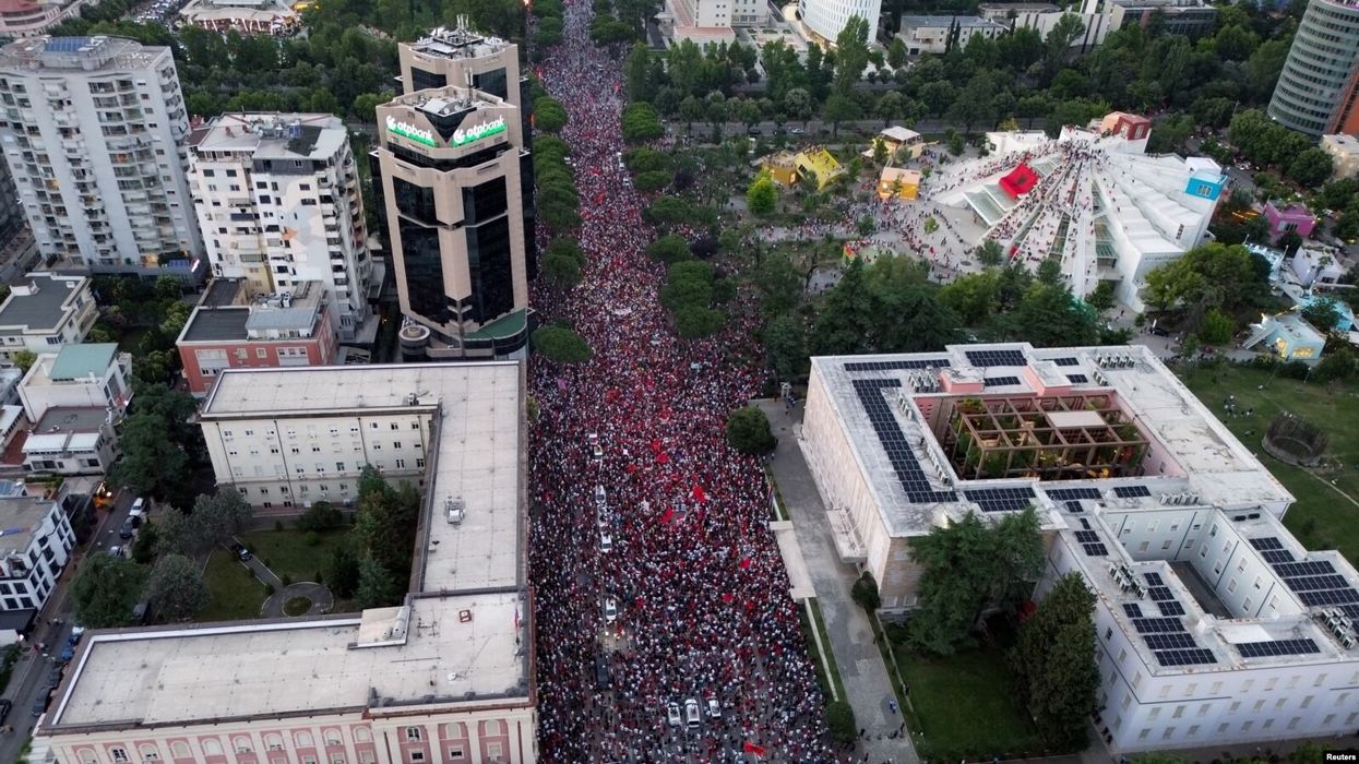 Dënohet përdhosja e flamurit të Izraelit në Shqipëri Dënohet përdhosja e flamurit të Izraelit në Shqipëri