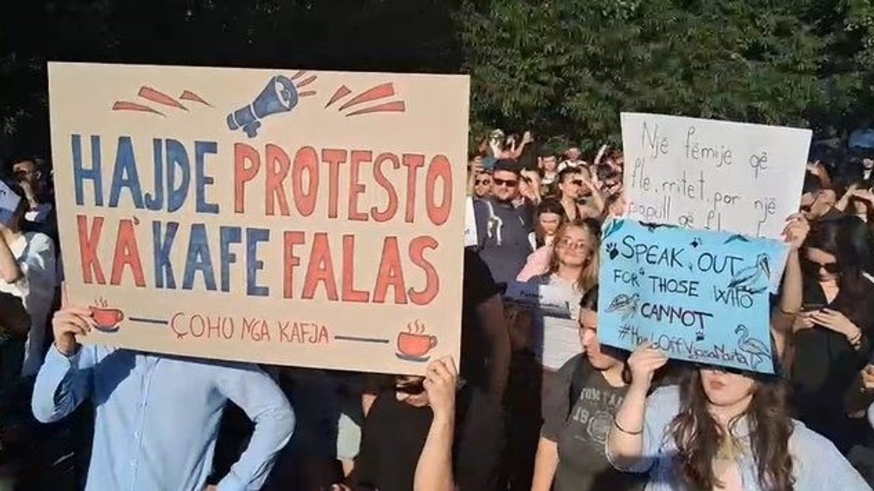 Protesta për Zvërnecin në ditën e 22-të, qytetarët protestojnë para Kryeministrisë