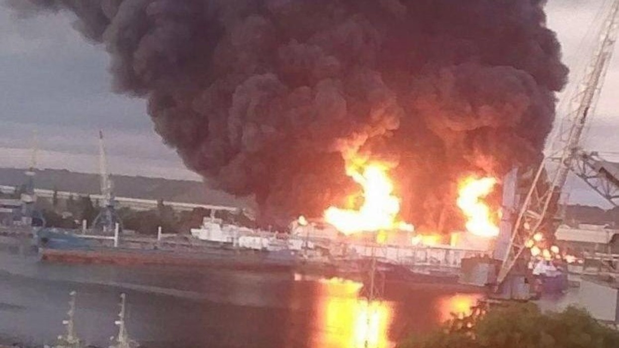 Ukraina sulmon portet e Kerçit dhe Kavkazit, rezervuarët e naftës në flakë
