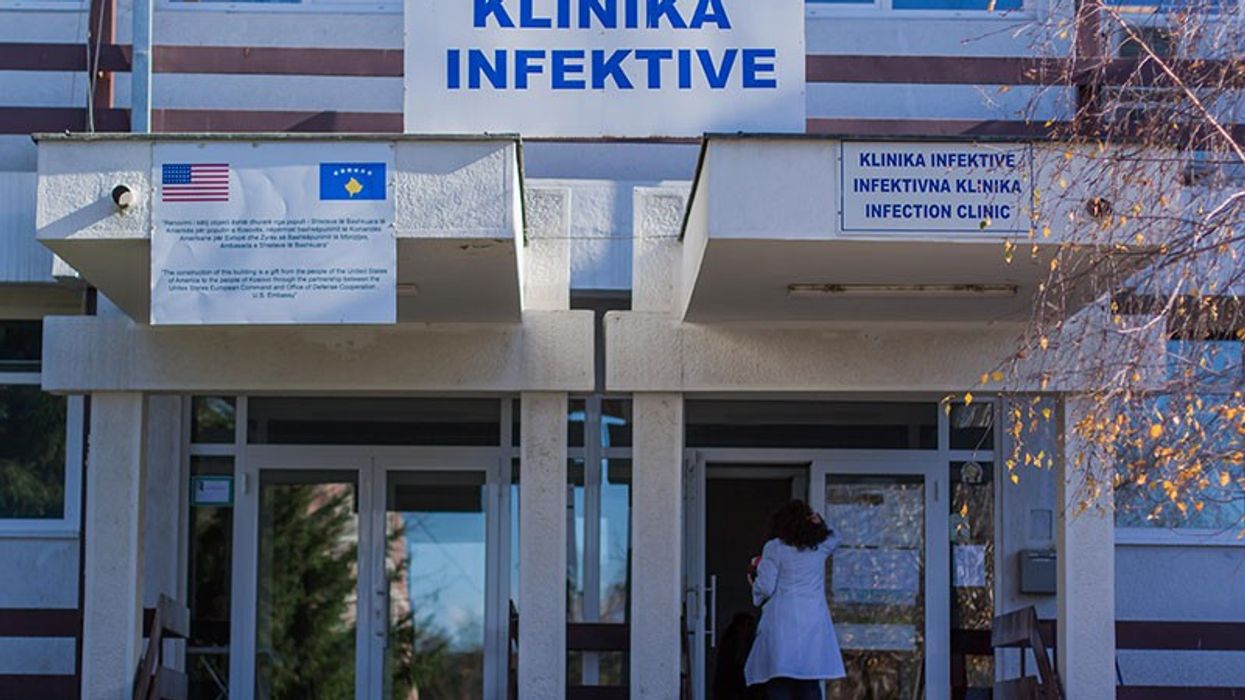 Tre pacientë me HIV në infektivë, njëri në gjendje të rëndë Tre pacientë me HIV në infektivë, njëri në gjendje të rëndë