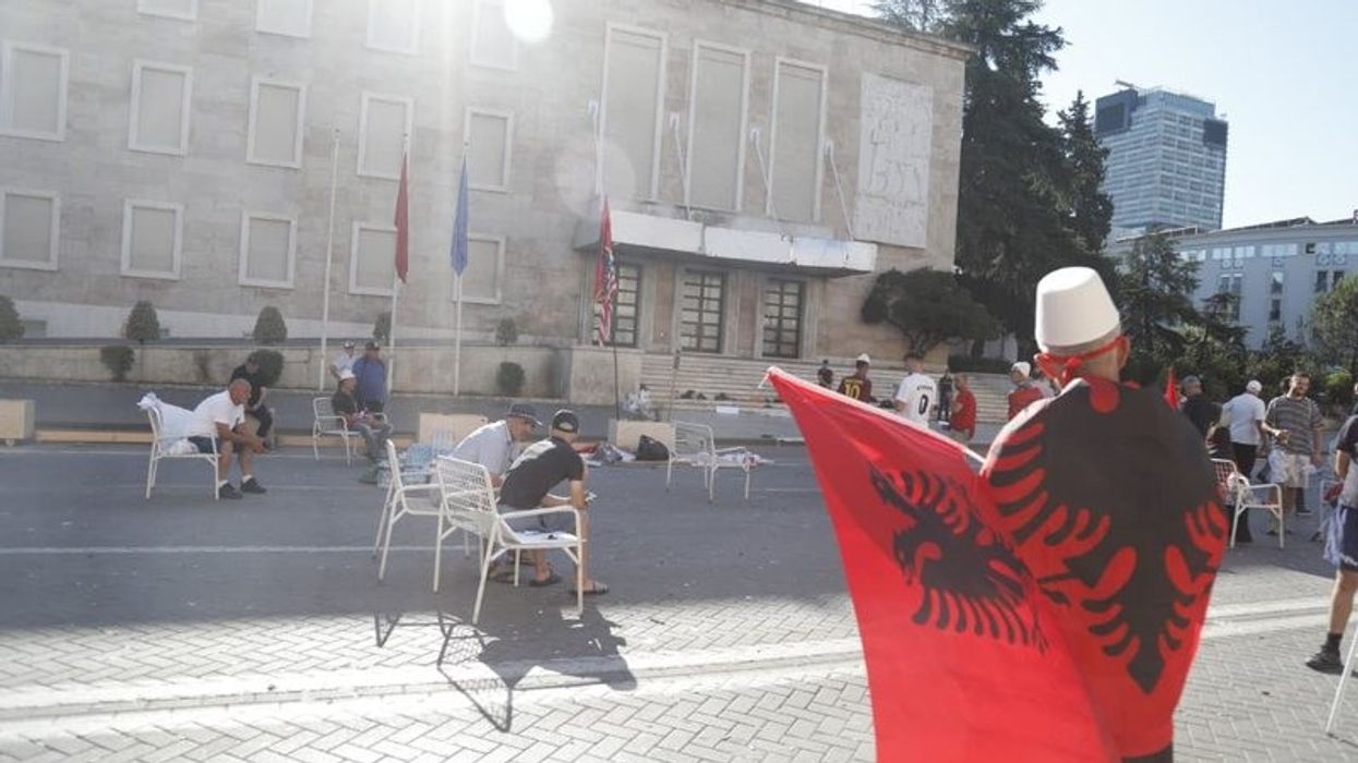 Protesta qytetare në Tiranë, një grup protestuesish kaluan natën përpara Kryeministrisë Protesta qytetare në Tiranë, një grup protestuesish kaluan natën përpara Kryeministrisë