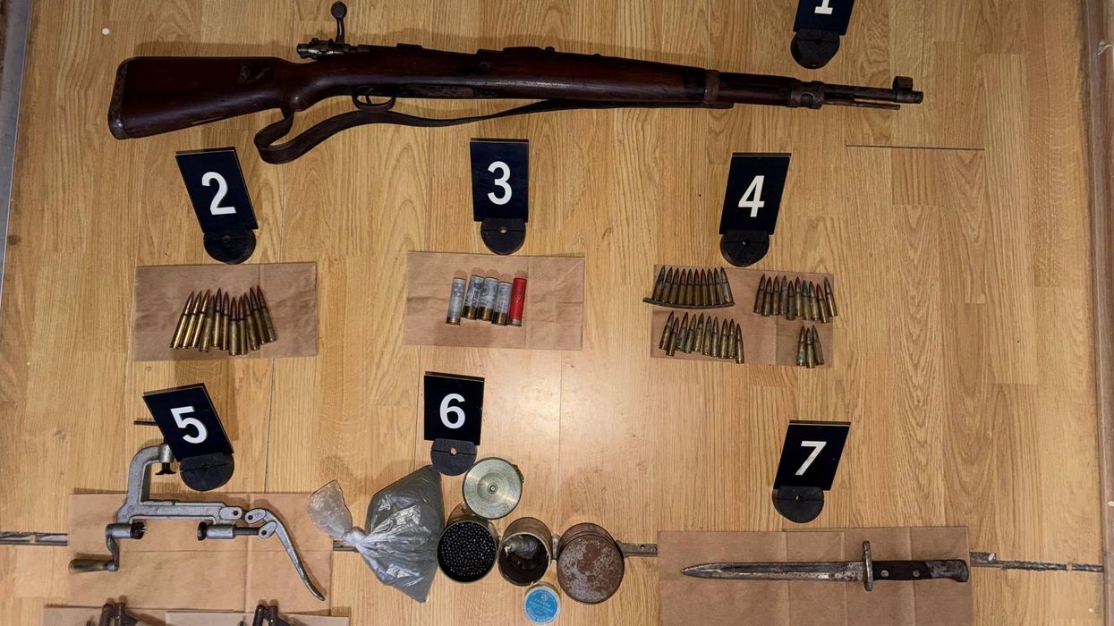 Sekuestrohet arsenal armësh në tri lokacione në veri të Mitrovicës Sekuestrohet arsenal armësh në tri lokacione në veri të Mitrovicës