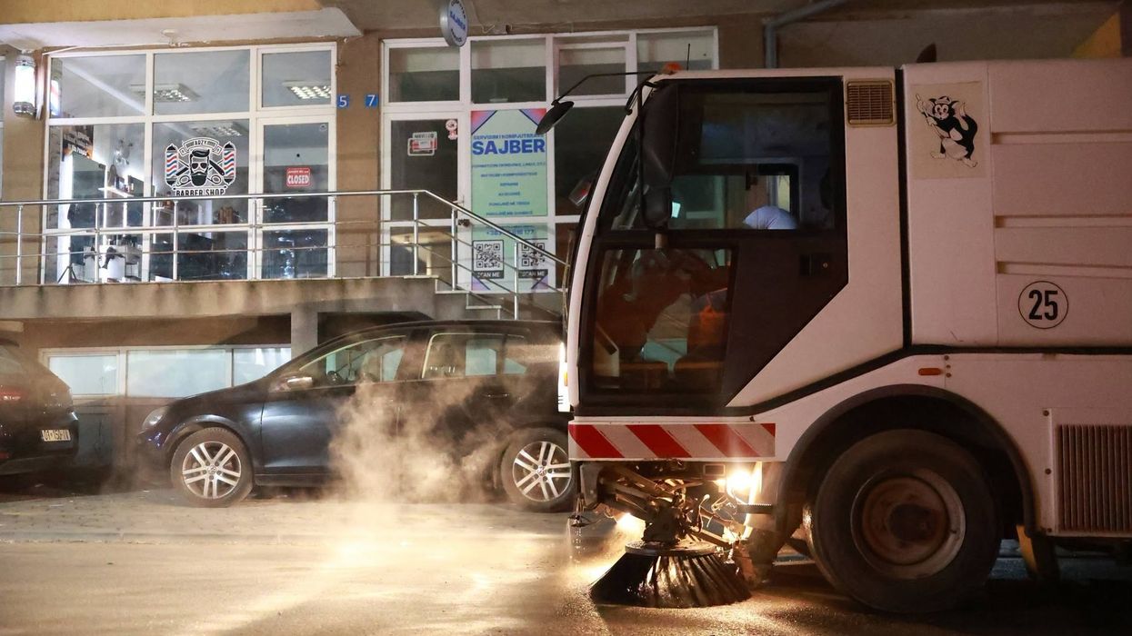 Fushë Kosova vazhdon aksionin për pastrimin dhe larjen e rrugëve, Prebreza: Synojmë ambient më të pastër për qytetarët Fushë Kosova vazhdon aksionin për pastrimin dhe larjen e rrugëve, Prebreza: Synojmë ambient më të pastër për qytetarët