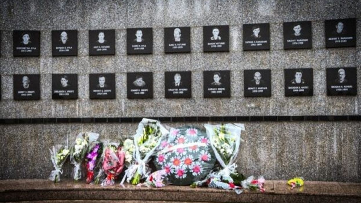YIHR: Serbia mohoi mbi 110 herë krimet e luftës – përfshirë masakrën e Reçakut, Srebrenicën dhe rrethimin e Sarajevës YIHR: Serbia mohoi mbi 110 herë krimet e luftës – përfshirë masakrën e Reçakut, Srebrenicën dhe rrethimin e Sarajevës