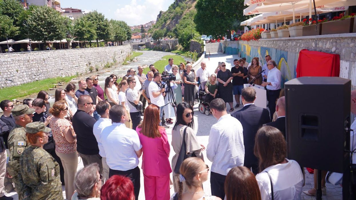 Në Prizren përurohet murali “Çast” në nderim të të mbijetuarve të dhunës seksuale gjatë luftës në Kosovë Në Prizren përurohet murali “Çast” në nderim të të mbijetuarve të dhunës seksuale gjatë luftës në Kosovë