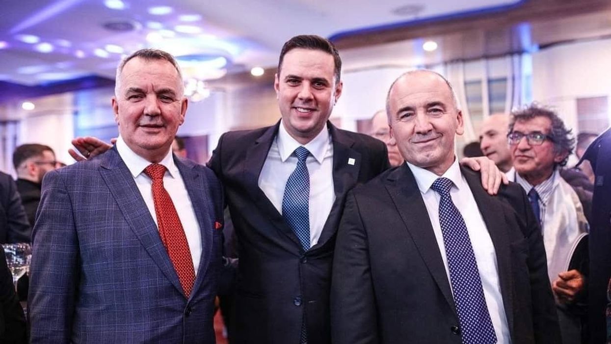 Kërkuan largimin e tij, Abdixhiku: Pres dorëheqjen e Muhaxherit dhe Ahmetit Kërkuan largimin e tij, Abdixhiku: Pres dorëheqjen e Muhaxherit dhe Ahmetit
