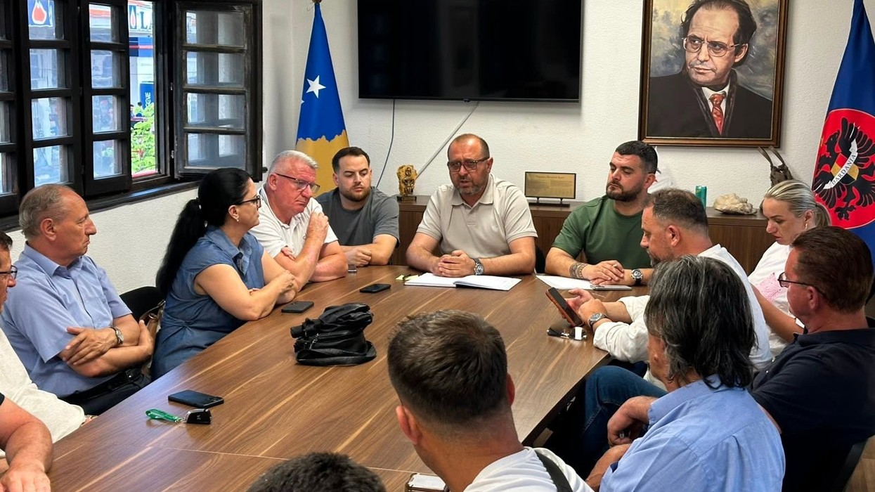 Shtohet presioni ndaj Abdixhikut, edhe Dega II në Prishtinë kërkon largimin e tij