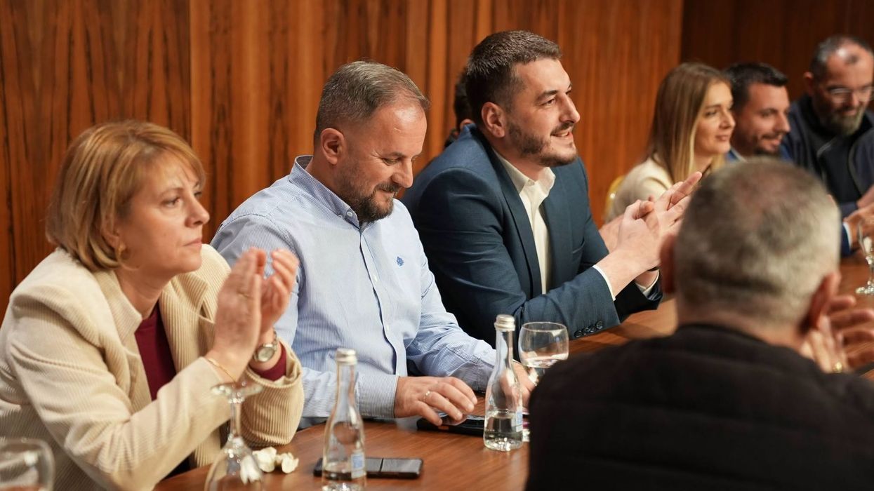 Zyrtarët e LVV-së ironizojnë përplasjet në LDK: Po merren me gazin amerikan e nuk po arrijnë ta mbajnë as Gazin e Pejës Zyrtarët e LVV-së ironizojnë përplasjet në LDK: Po merren me gazin amerikan e nuk po arrijnë ta mbajnë as Gazin e Pejës