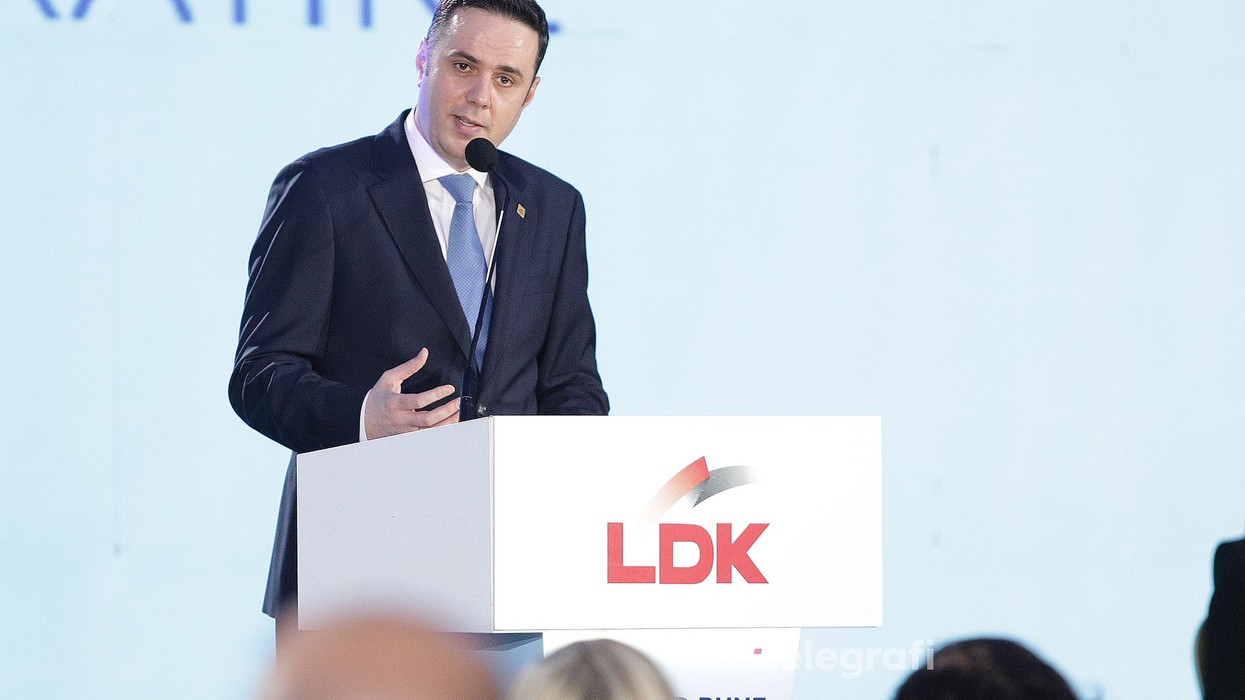 "Ju ftoj për durim", Abdixhiku reagon sërish mes presionit për dorëheqje