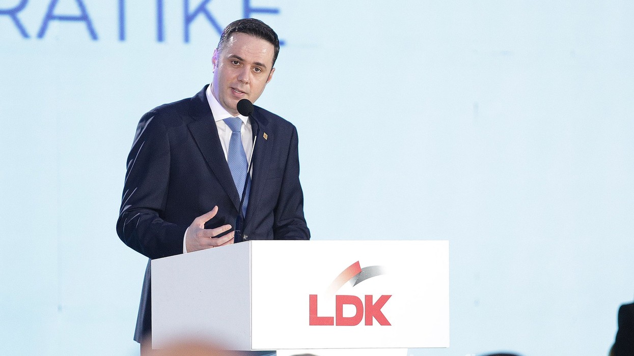 "Ju ftoj për durim", Abdixhiku reagon sërish mes presionit për dorëheqje