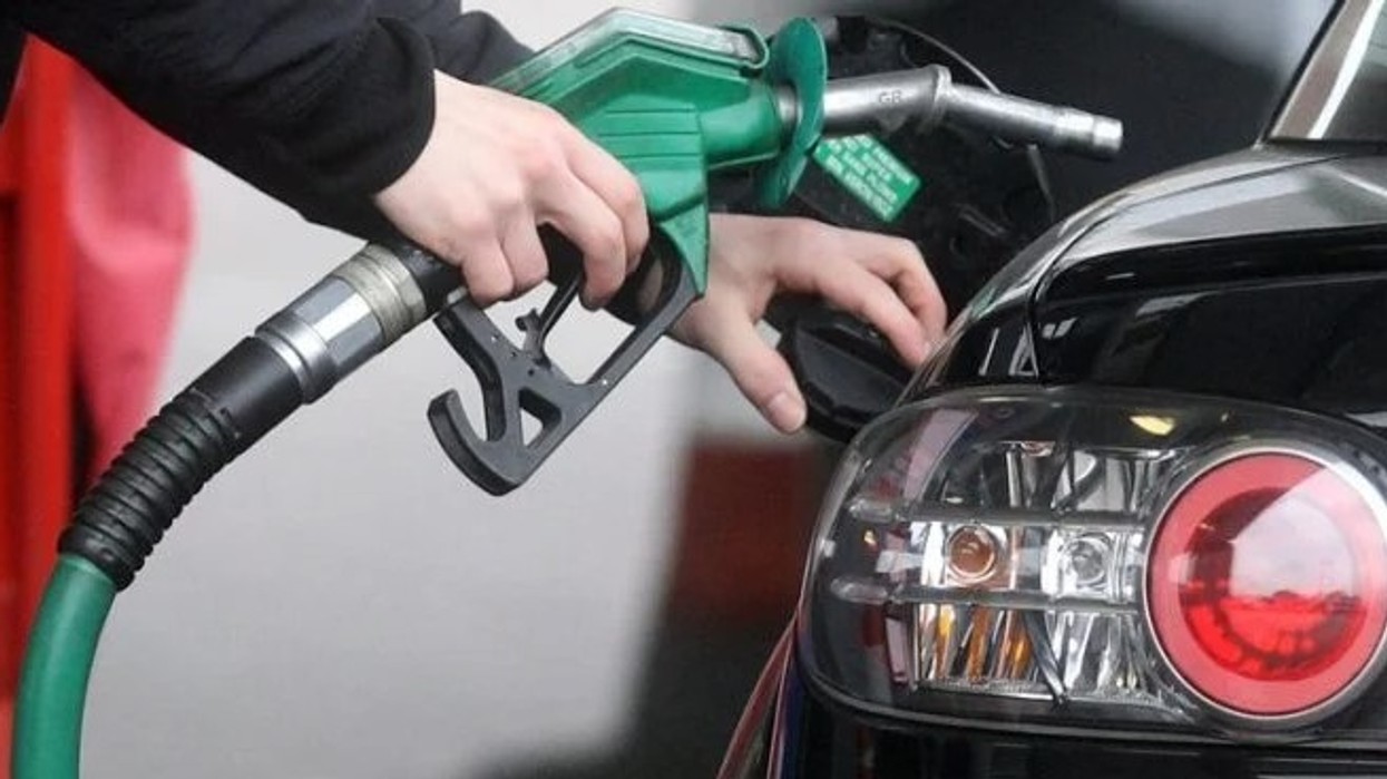 Çmimet e derivateve - nafta më lirë, benzina më shtrenjtë