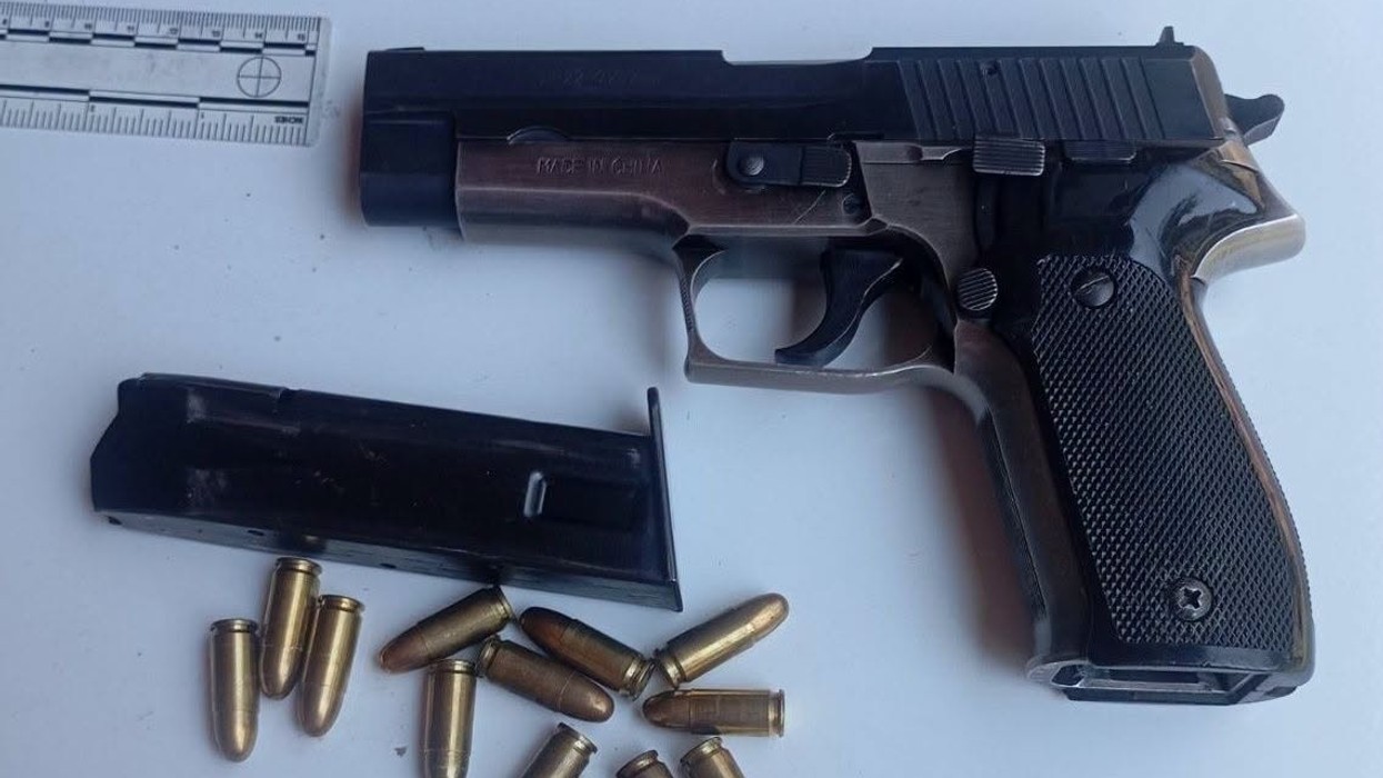 Arrestohet një person në Junik për posedim të paautorizuar të armës