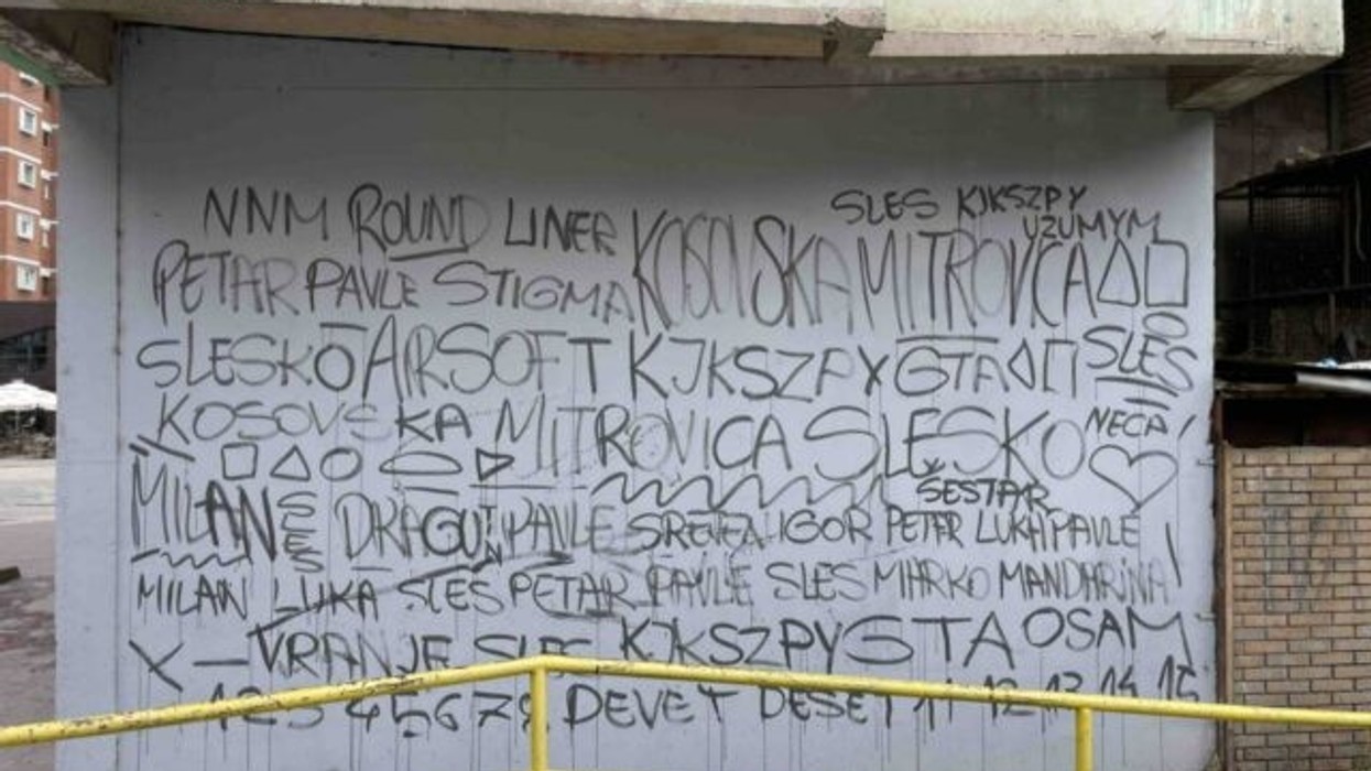 Shkruan grafitin "Kosovska Mitrovica" në veri, katër persona shoqërohen në polici
