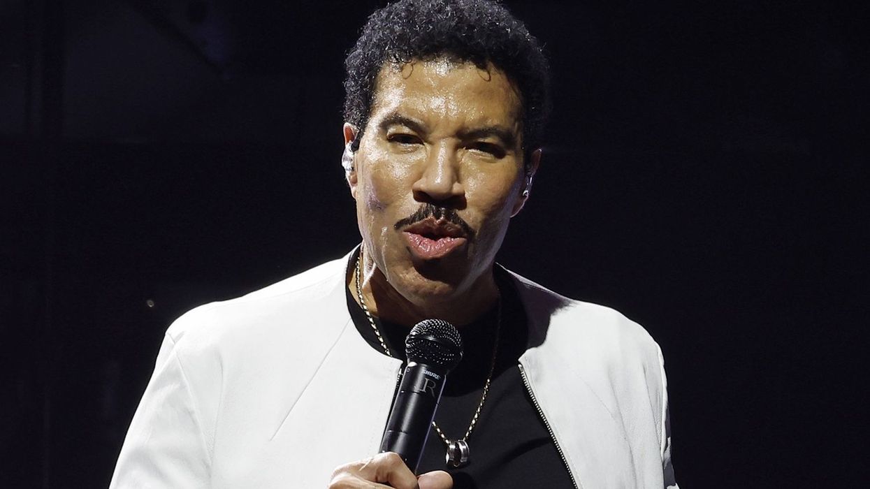 Lionel Richie ndërpreu koncertin pasi nuk u ndje mirë në skenë Lionel Richie ndërpreu koncertin pasi nuk u ndje mirë në skenë