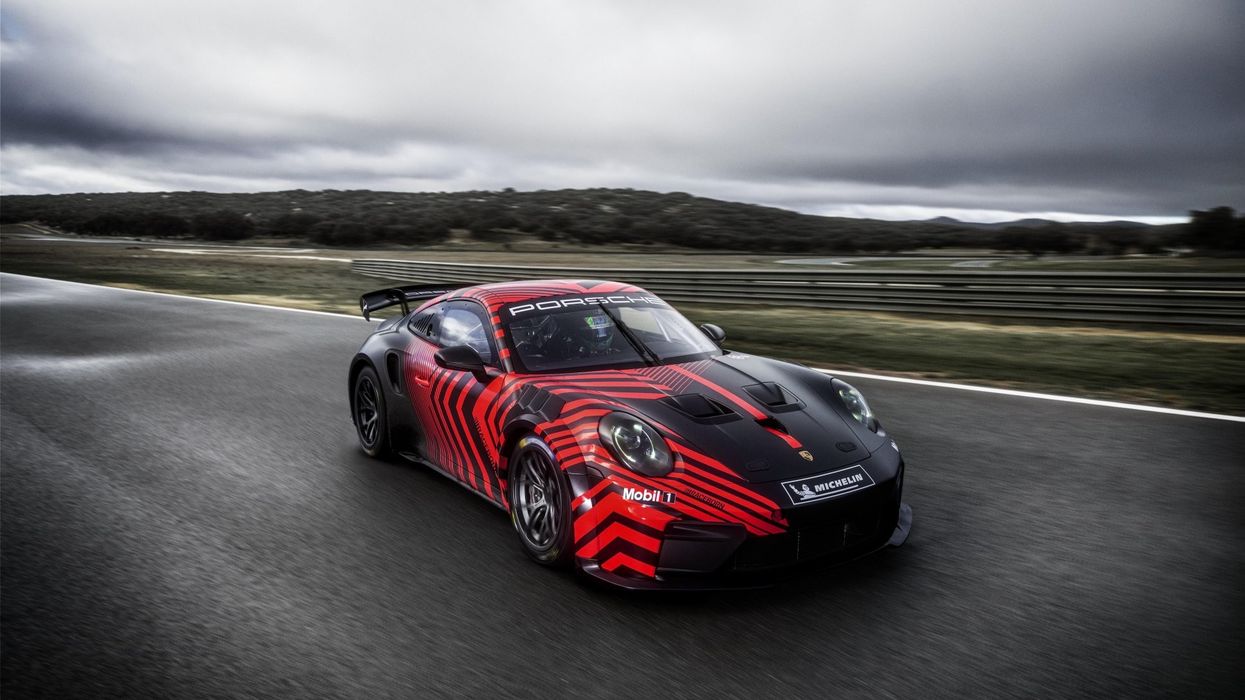 Porsche prezanton një veturë të re garash 911 Porsche prezanton një veturë të re garash 911