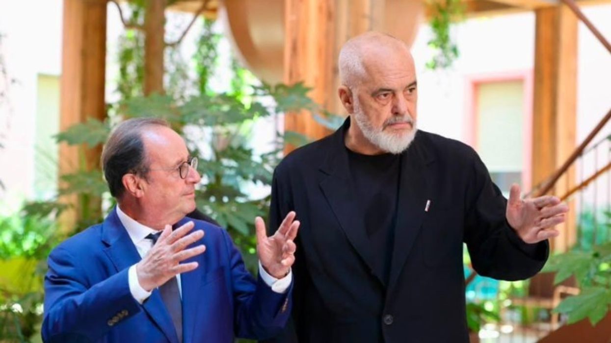 Rama pret në Kryeministri François Hollande, i akordon Medaljen e Artë të Mirënjohjes Publike Rama pret në Kryeministri François Hollande, i akordon Medaljen e Artë të Mirënjohjes Publike