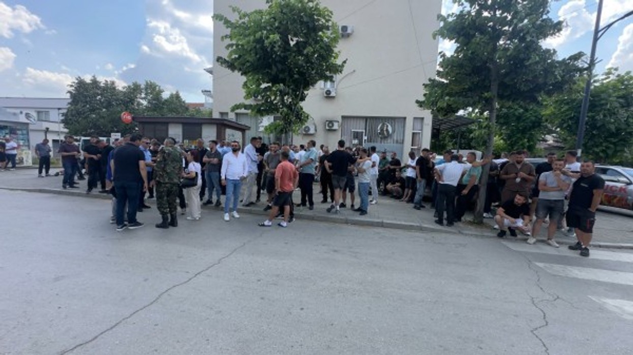 ‘Paramilitarët na sulmuan në shtëpi”, protestë në Lipjan në mbështetje të veteranit Bekim Meta