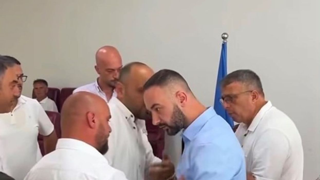 Incident në KK të Gjilanit, shtyrje mes një drejtori të VV-së dhe asamblisti të PDK-së, ndërpritet seanca Incident në KK të Gjilanit, shtyrje mes një drejtori të VV-së dhe asamblisti të PDK-së, ndërpritet seanca