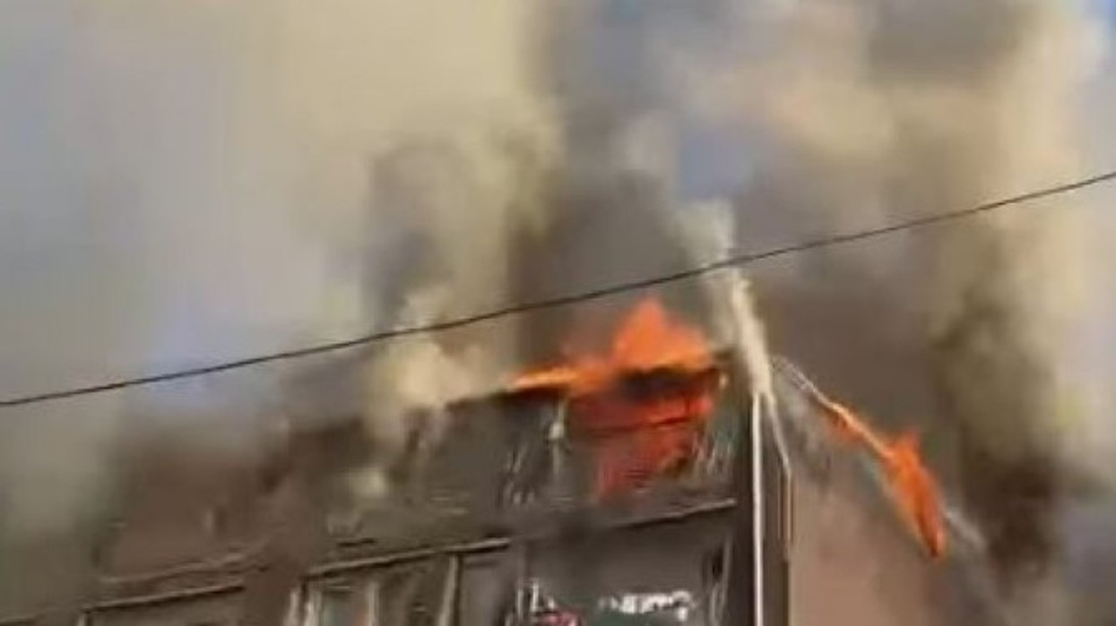 Zjarr i madh përfshin një ndërtesë banimi në Prishtinë