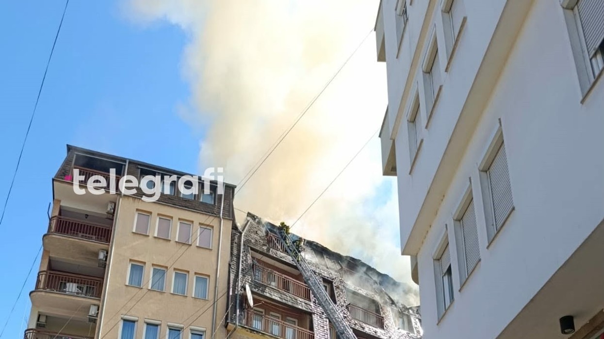 Zjarr i madh përfshin një ndërtesë banimi në Prishtinë – tre persona marrin ndihmë mjekësore