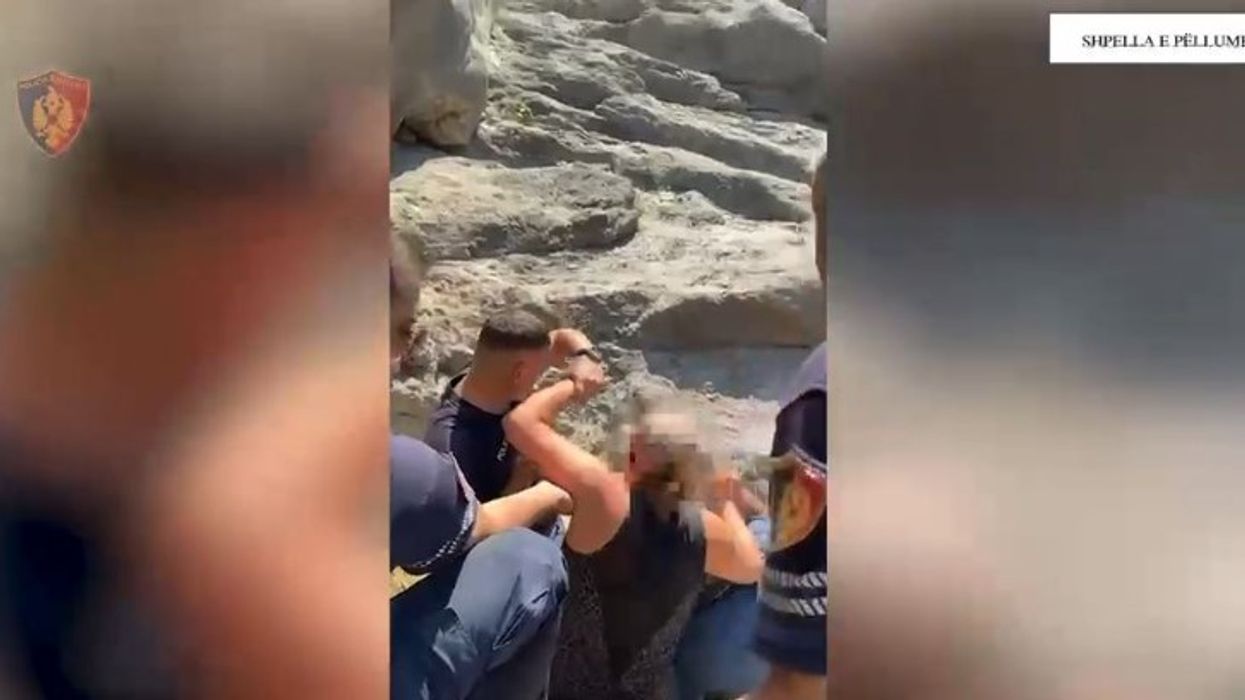 Policia shpëton dy turiste holandeze të bllokuara në Shpellën e Pëllumbasit – pamje Policia shpëton dy turiste holandeze të bllokuara në Shpellën e Pëllumbasit – pamje