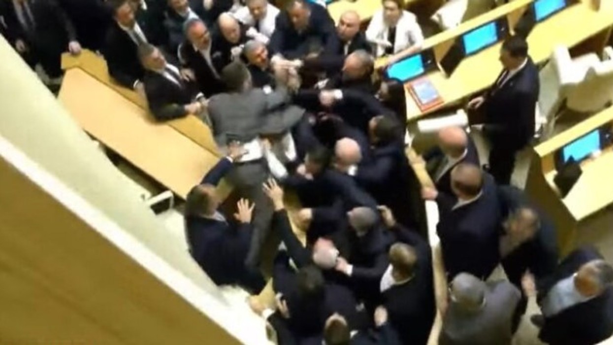 Deputetët e Gjeorgjisë e kthejnë parlamentin në ring boksi, përplasen fizikisht me njëri-tjetrin