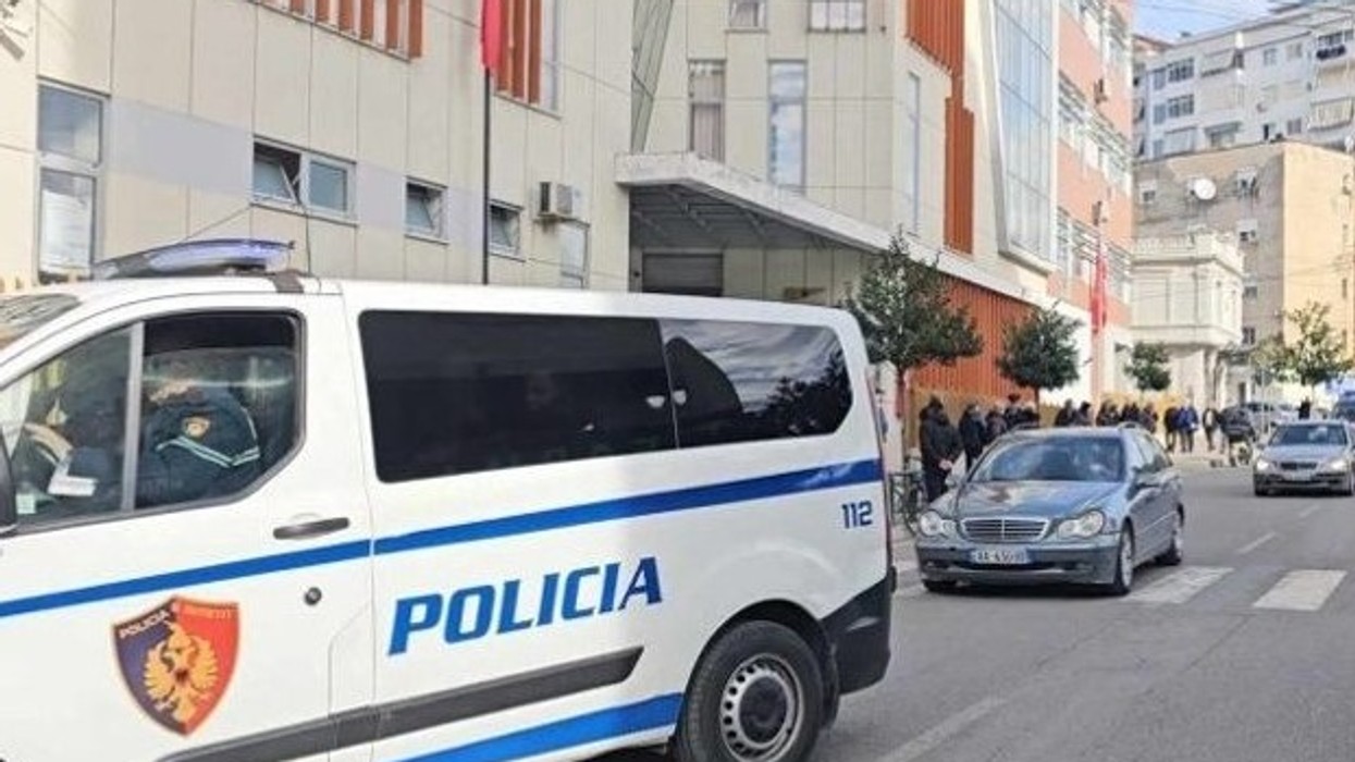 Dy automjete përfshihen nga flakët gjatë natës në Elbasan, nisin hetimet