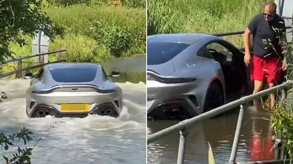 Nënvlerësoi thellësinë, burri nga Britania e Madhe ngec me Aston Martinin e tij në mes të rrugës së mbushur me ujë Nënvlerësoi thellësinë, burri nga Britania e Madhe ngec me Aston Martinin e tij në mes të rrugës së mbushur me ujë