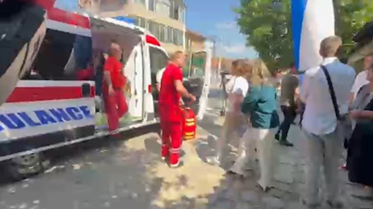 Një grua alivanoset nga vapa gjatë shënimit të Vidovdanit në Graçanicë