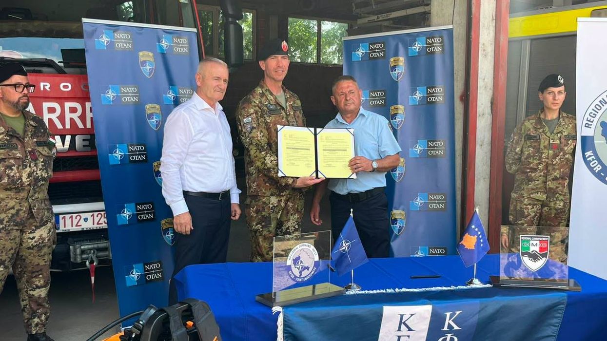KFOR i dhuron pajisje zjarrfikësve të Klinës KFOR i dhuron pajisje zjarrfikësve të Klinës