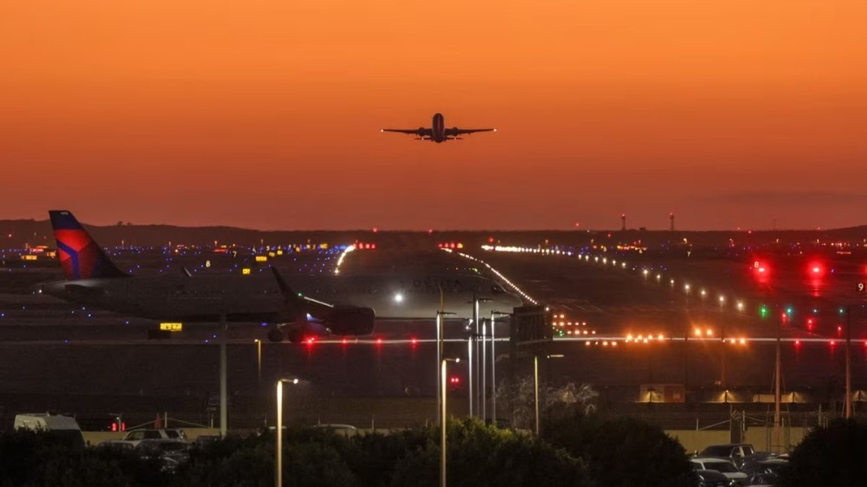 Biletat e aeroplanit mbeten të shtrenjta pavarësisht rënies së çmimeve të karburantit, pse?