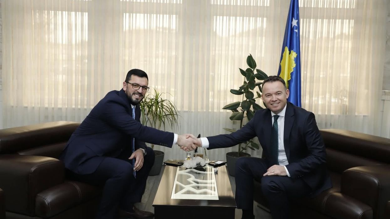 Komuna e Mitrovicës ndau 60 mijë euro për klubet e futbollit dhe basketbollit Komuna e Mitrovicës ndau 60 mijë euro për klubet e futbollit dhe basketbollit