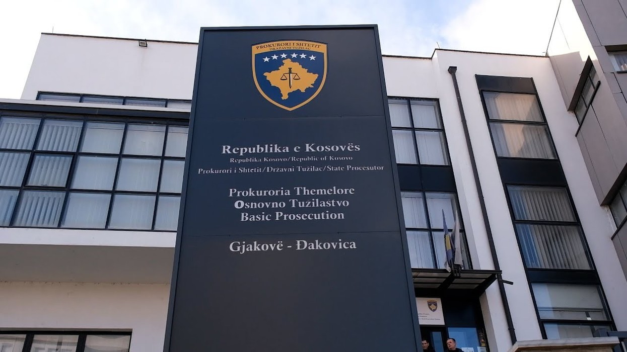 Aktakuzë ndaj dy inspektorëve të ATK-së në Gjakovë, dyshohen se morën ryshfet nga pronarë biznesesh